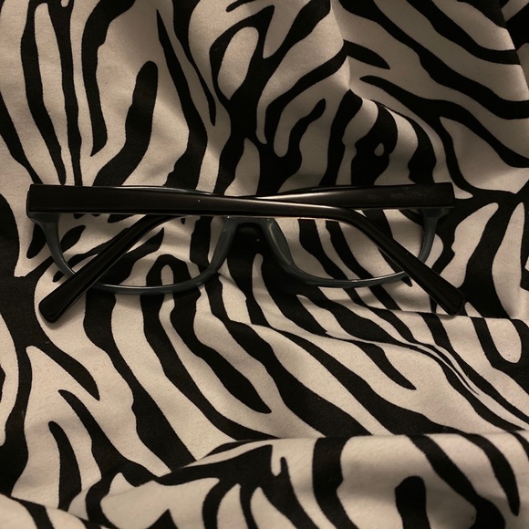 Olive green inside frames - Picture 3 of 3